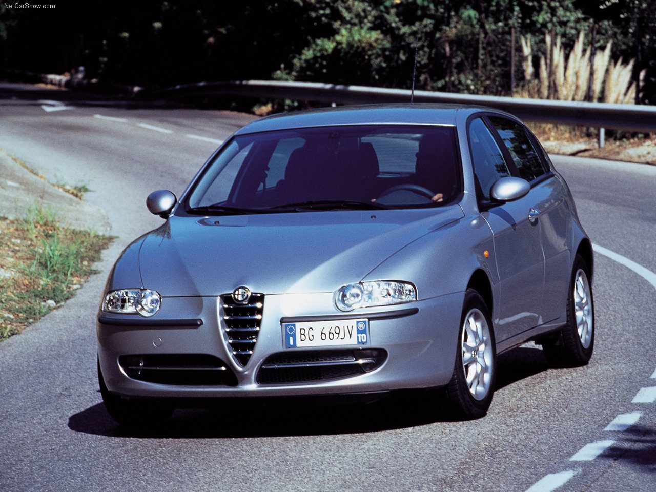 Alfa_Romeo-147_2000_03.jpg