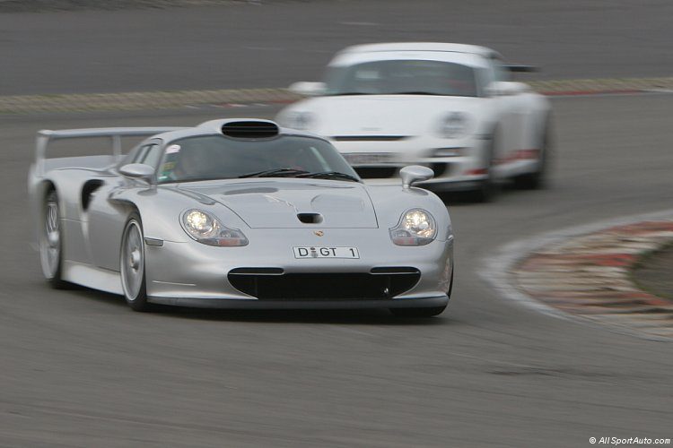 1998-porsche-911-gt1-street-version_16_m.jpg