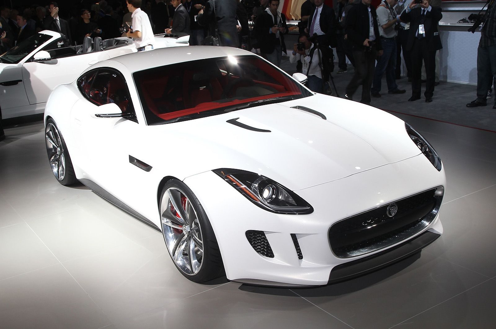 2014-Jaguar-F-Type-Coupe-front-side_4215.jpg