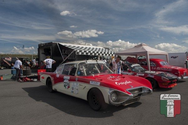 CARRERA-PANAMERICANA-2013-La-Batmobile-de-Seman-une-Buick-Centurion-600x399.jpg