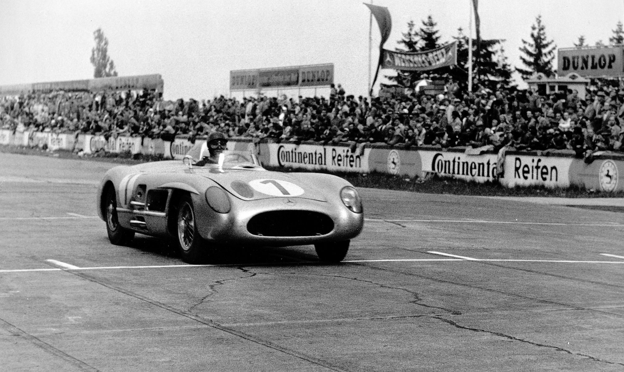 racing_in_1955_juan_manuel_fangio_wins_the_18th_internationa_big_95386.jpg