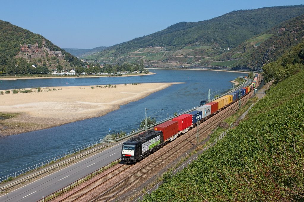 ausgestattet-mit-teilwerbung-rotterdam-bayern-express-zog-894032.jpg