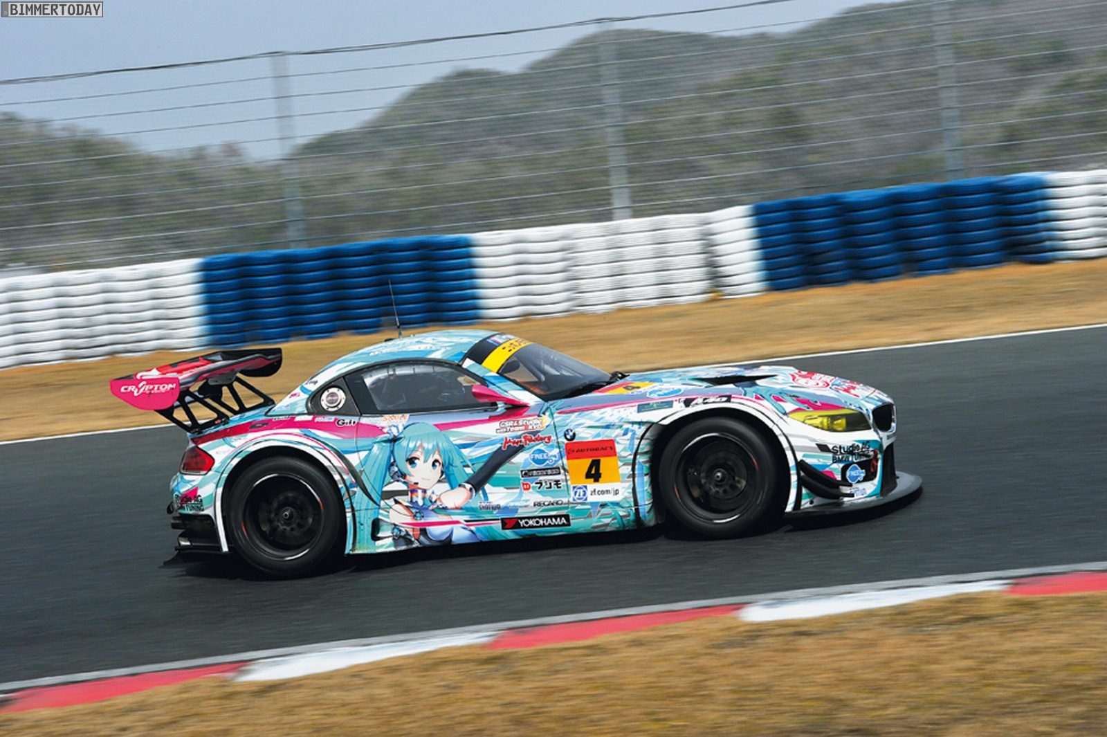 BMW-Z4-GT3-2013-Japan-Super-GT-Art-Car-Studie-1.jpg