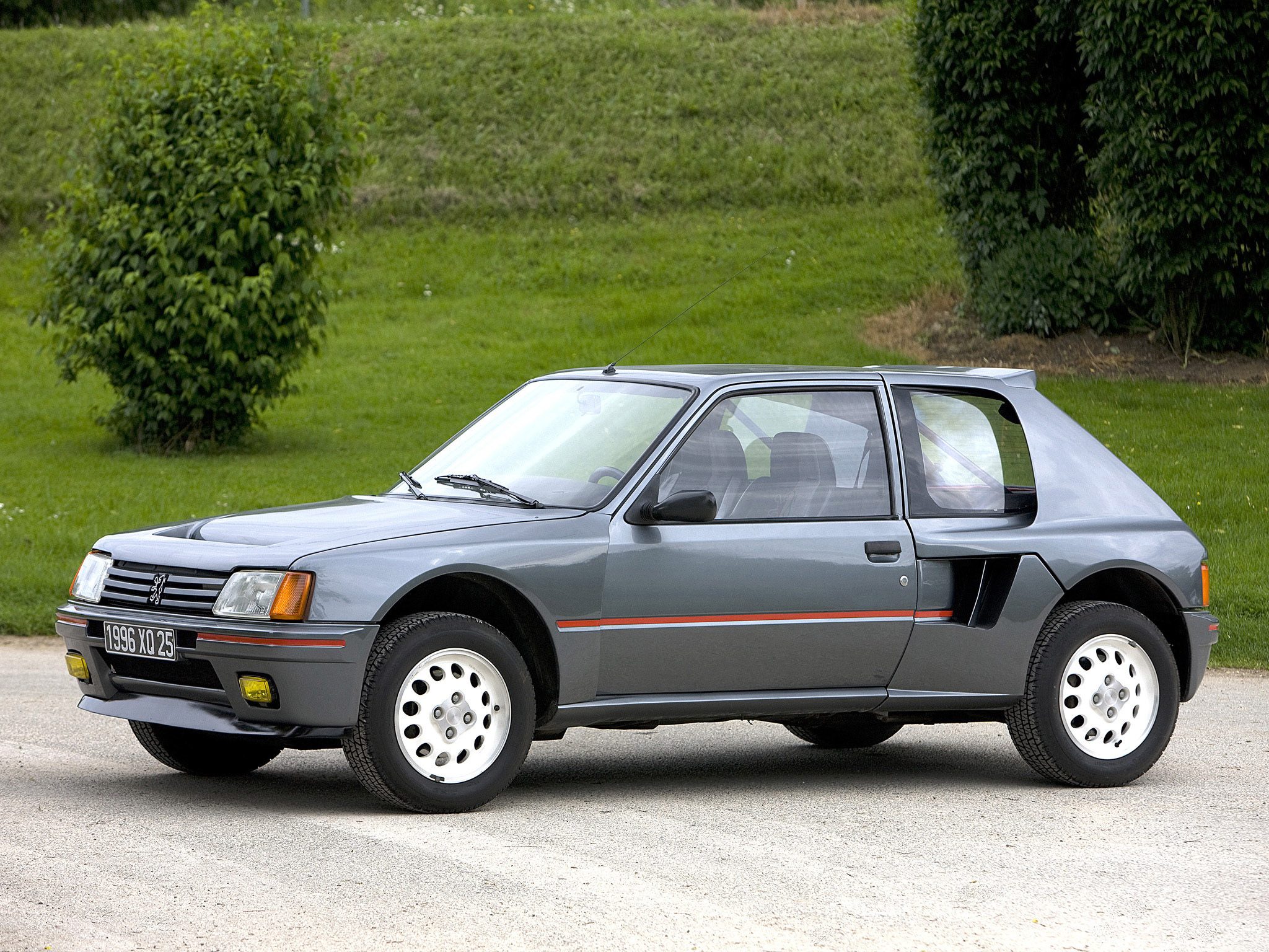 peugeot205-t16-1984r2.jpg