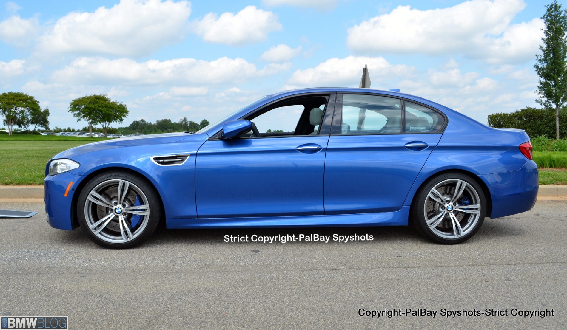 2013-bmw-m5-performance-center-04.jpg