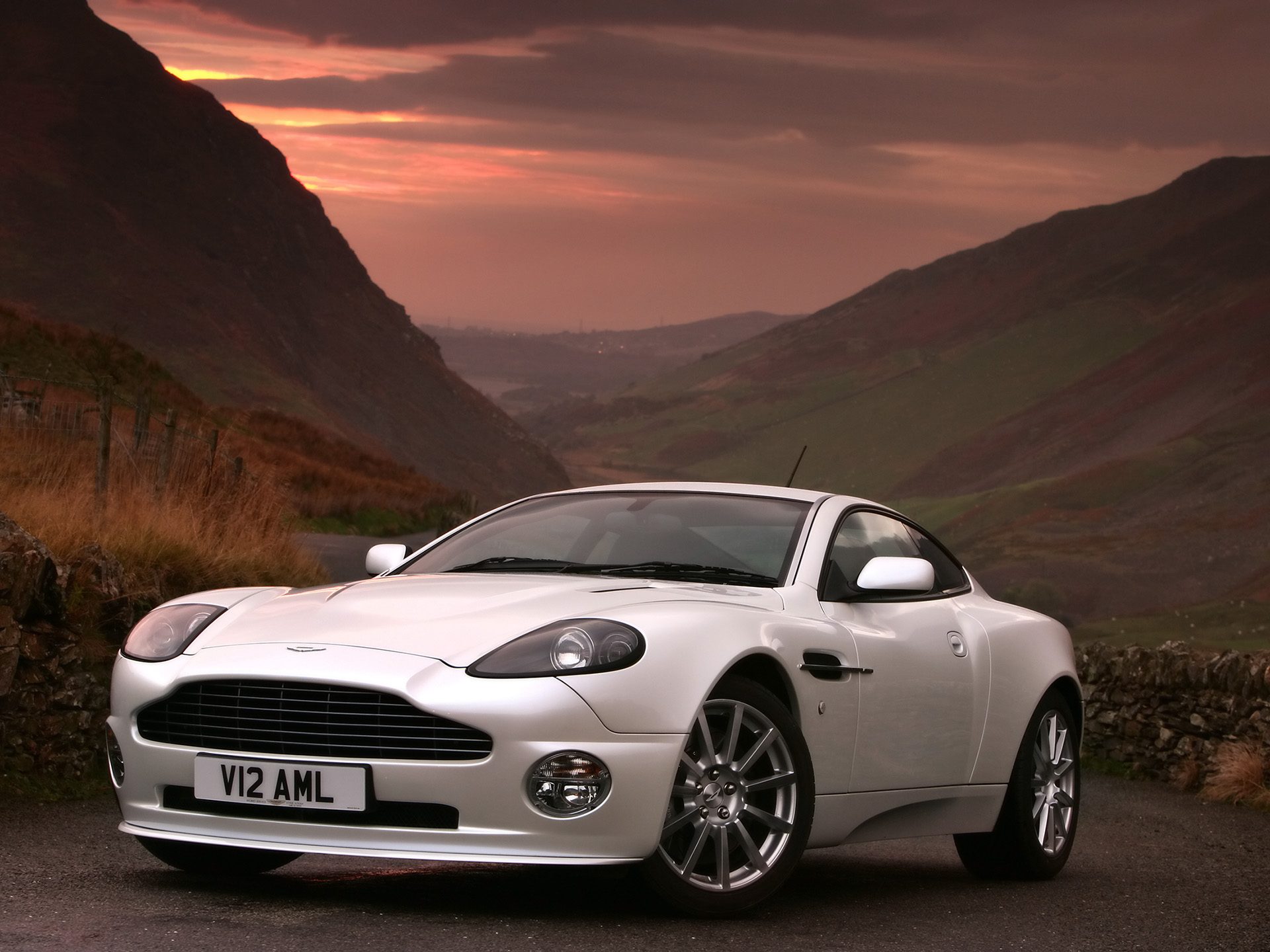 Aston_Martin-V12_Vanquish_S_mp11_pic_41585.jpg