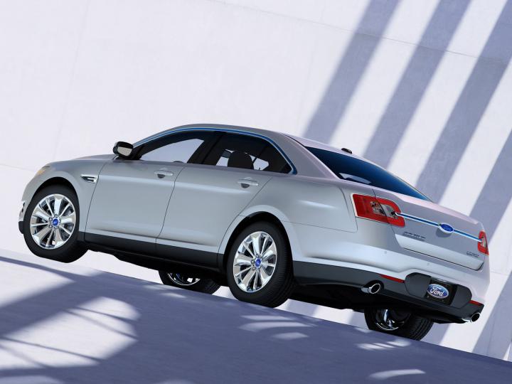 Ford_Taurus_2010_07.jpg