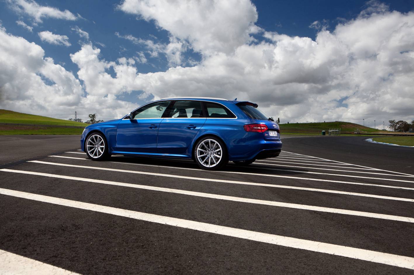 2013-Audi-RS4-Avant-4.jpg