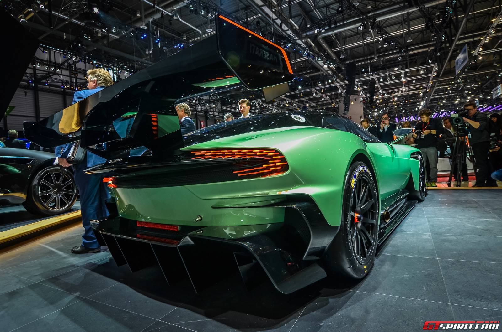 aston-martin-vulcan-12.jpg