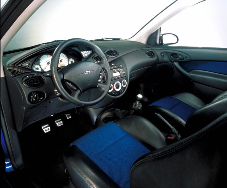 2004_ford_focus_picture%20(22).jpg