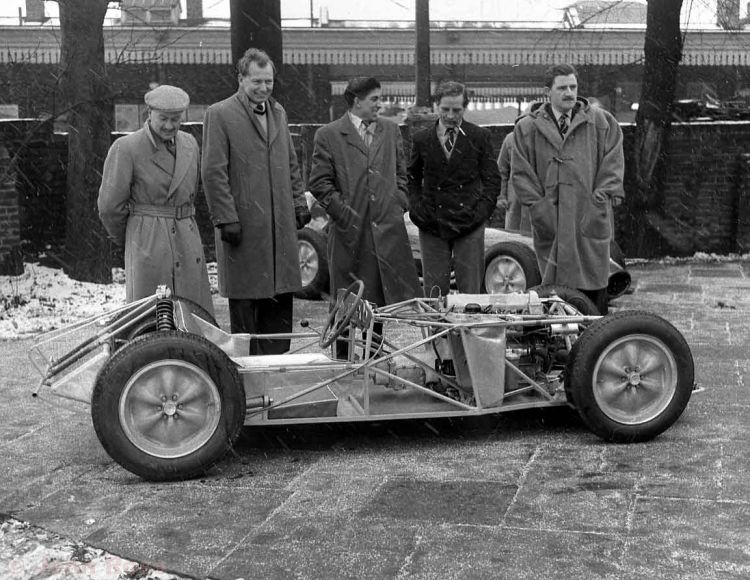 Lotus+1958+Cont_RF+827+Lotus+15+-+Colin+Chapman+-+Mike+Costin+-+Alan+Stacey+-+Innes+Ireland+-+Graham+Hill+-+Hornsey+January+1959.jpg.small.jpg