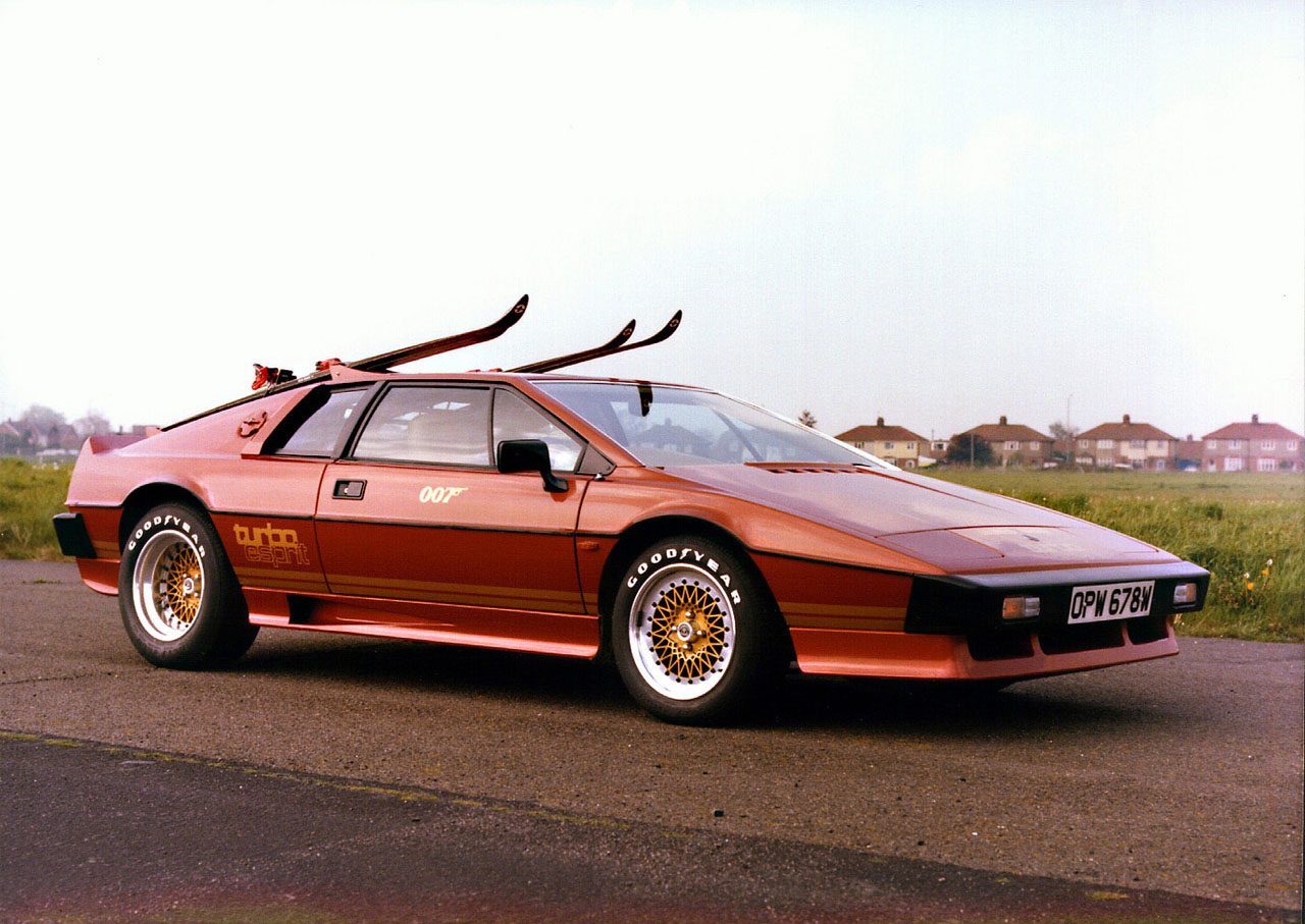 Lotus_Turbo_Esprit_James_Bond_007.jpg