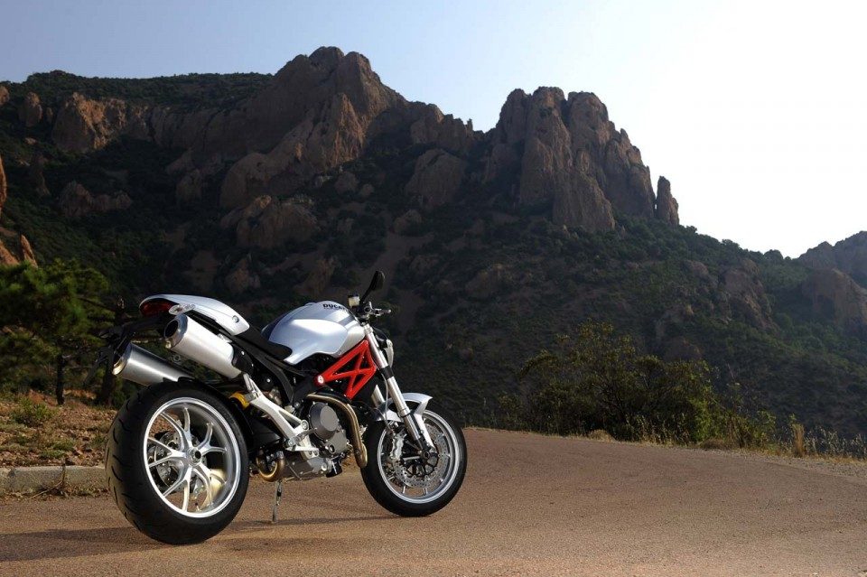 big_ducati_monster_1100_05_01-960x639.jpg