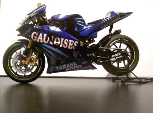 yamaha%20rossi%201-12%20mf%2001.jpg