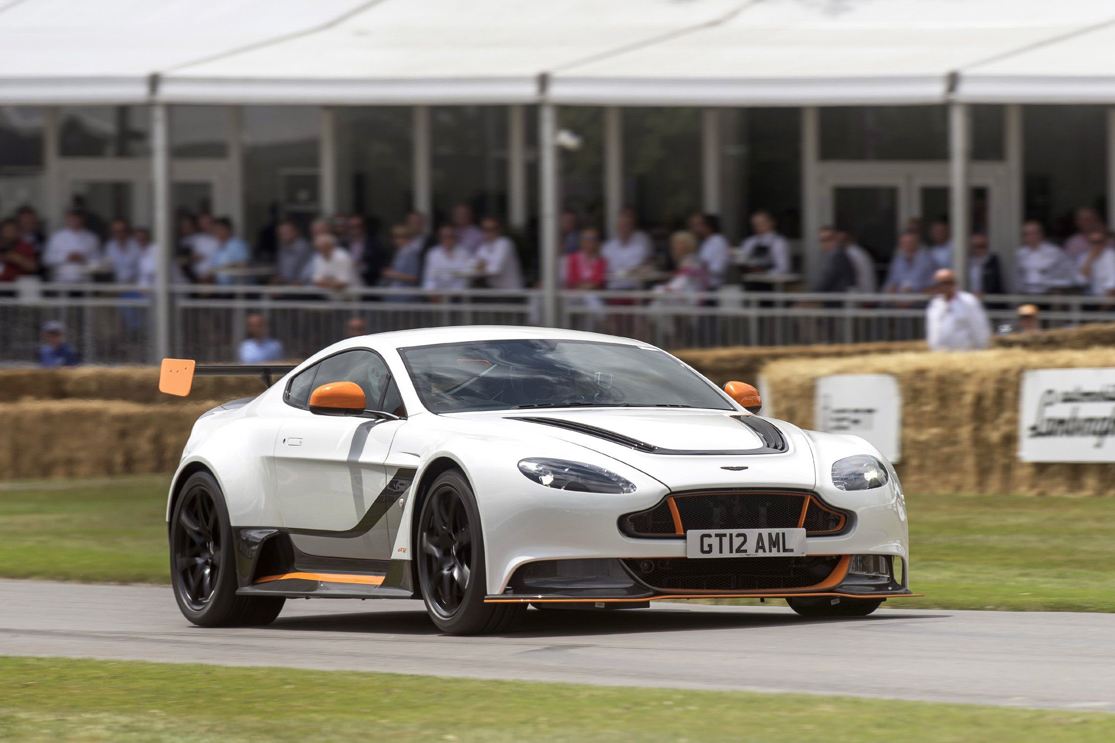 aston-martin-v8-vantage-13926-1-P.jpg