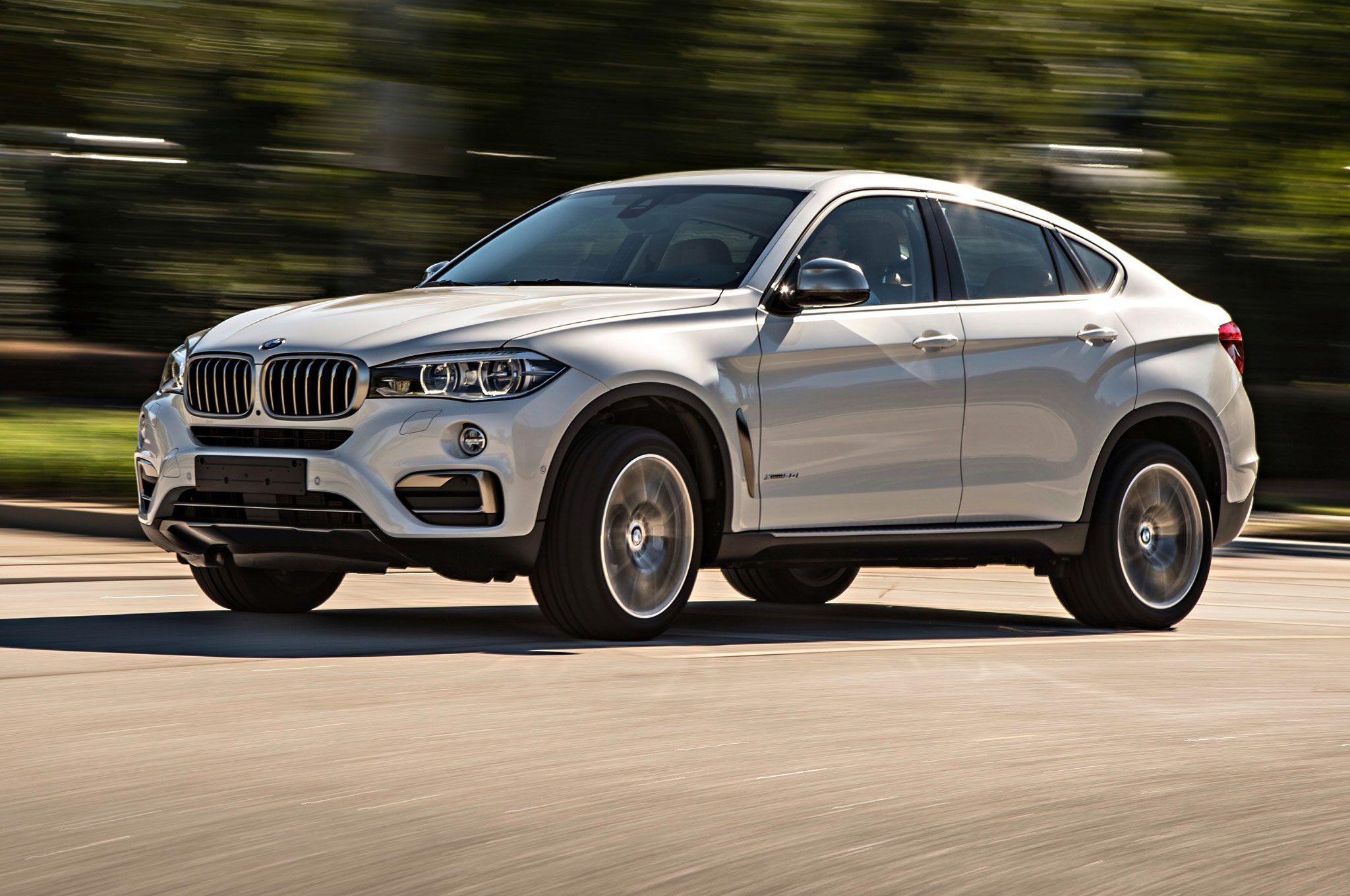 2015-BMW-X6-xDrive50i-front-three-quarter-view-in-motion-12.jpg