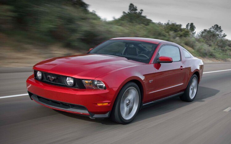 112_0903_17z-2010_american_muscle_car_comparison-2010_ford_mustang_gt_side_motion1.jpg