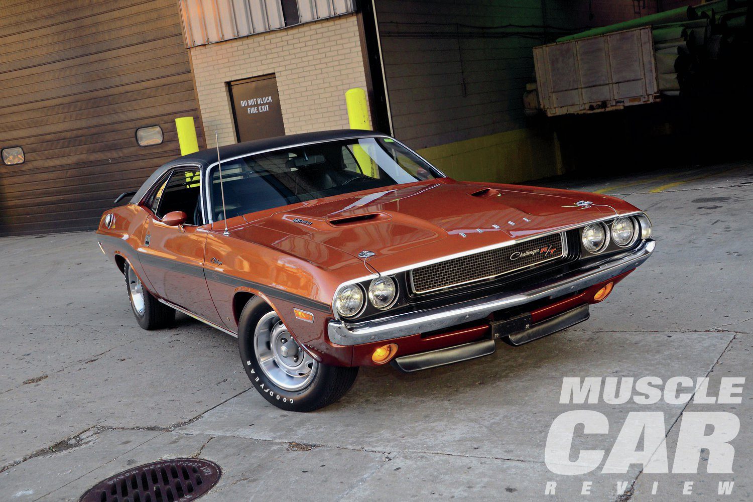 1970-dodge-challenger-rt-red-earth-hemi-front-right-side-view.jpg