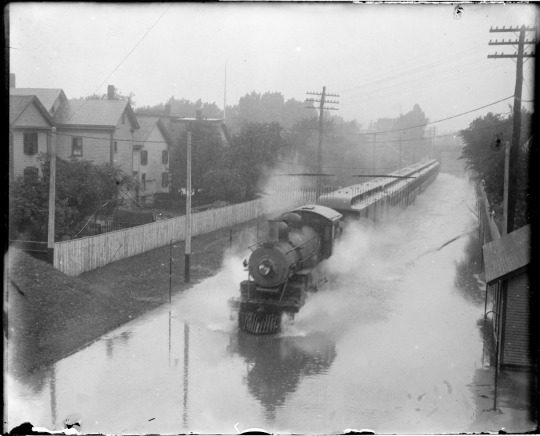 Boston-Steam-locomotive-on-submerged-tracks-during-the-floods-of-1915..jpg