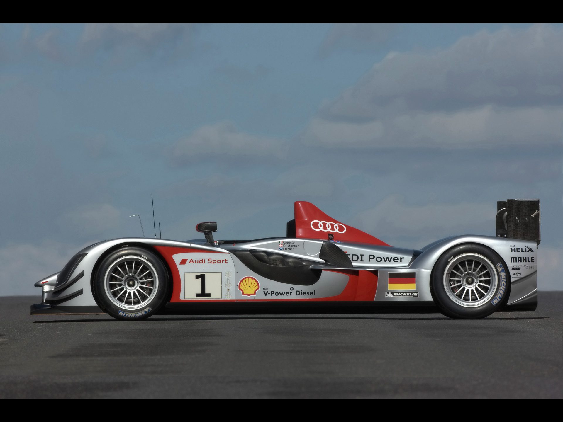 2009-Audi-R15-TDI-Side-1920x1440.jpg