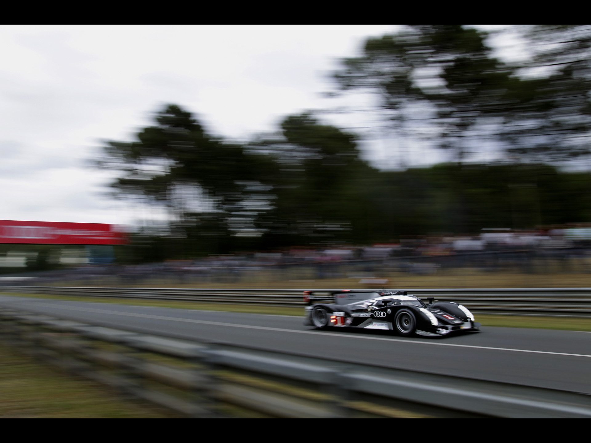 2011-Audi-R18-TDI-Le-Mans-Victory-Front-And-Side-Speed-1920x1440.jpg