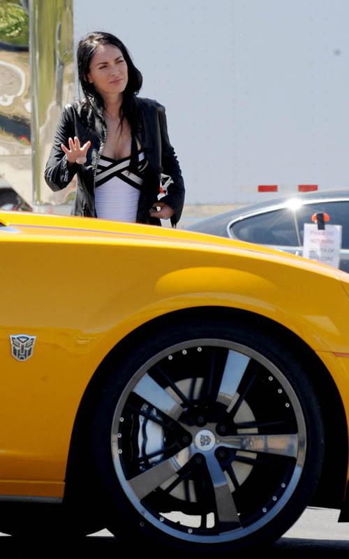 transformers-3-bumblebee-and-megan-fox-los-angeles-set-may-2_1272944869.jpg