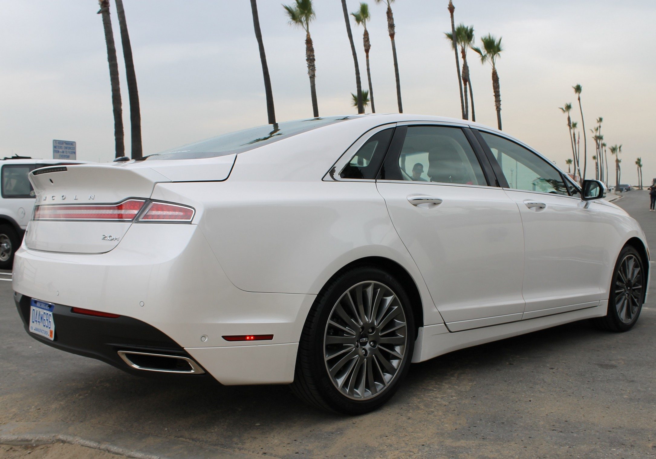 2013_Lincoln_MKZ_Hybrid_White_00006.jpg