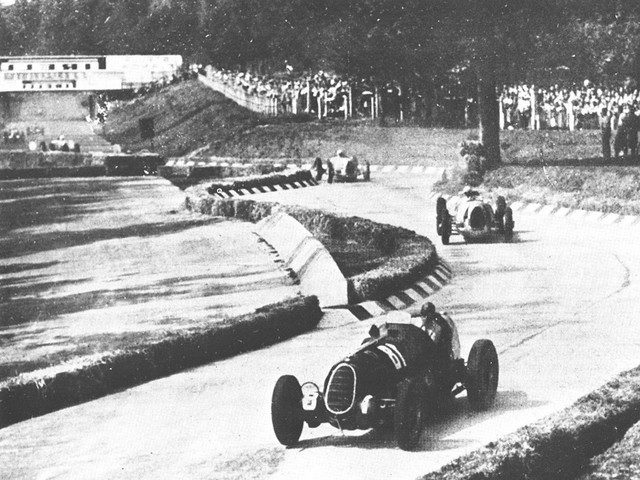 1936_italian_gp_tazio_nuvolari_alfa_romeo_bernd_rosemeyer_auto_union.jpg