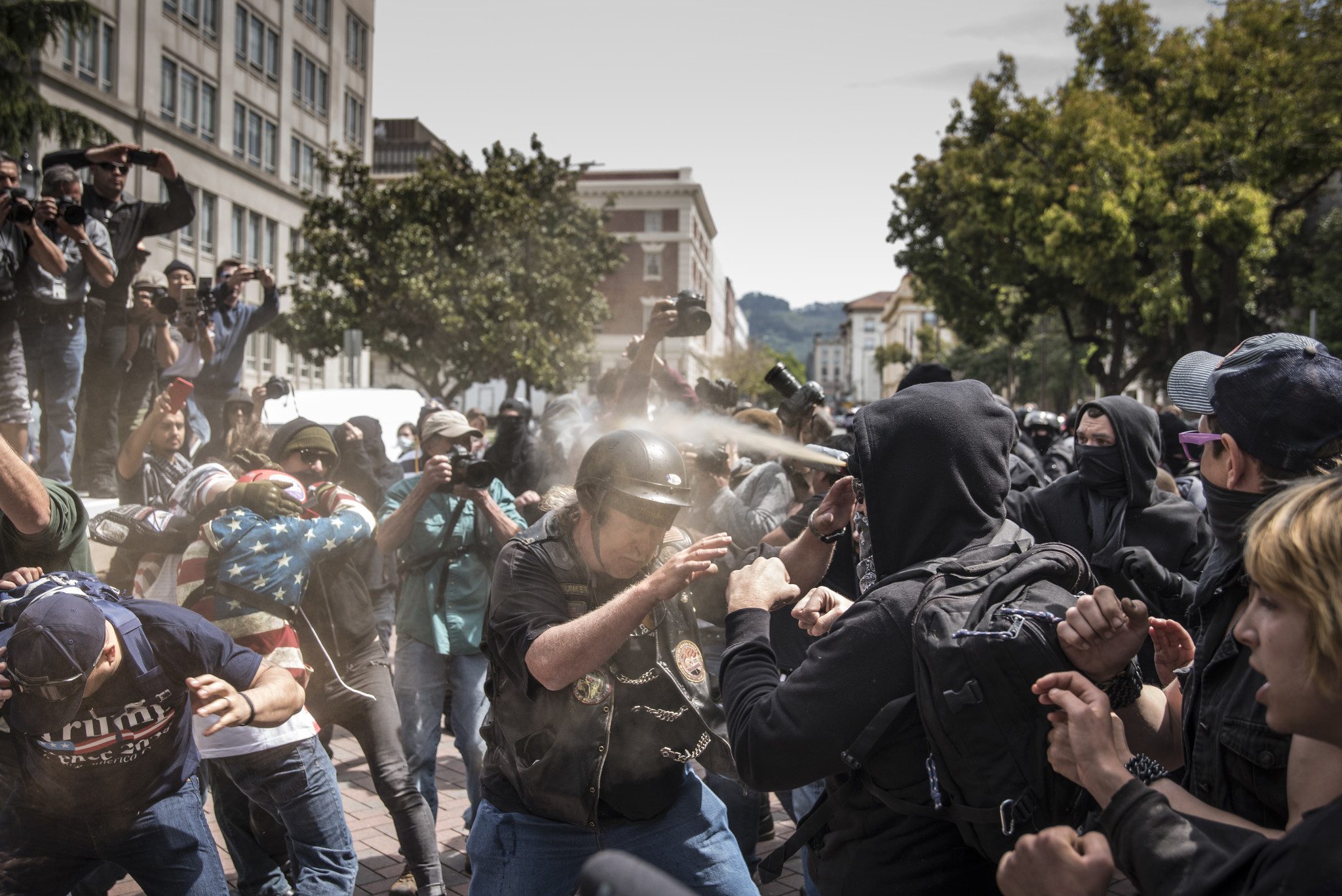 la-me-ln-berkeley-trump-rally-pictures-002