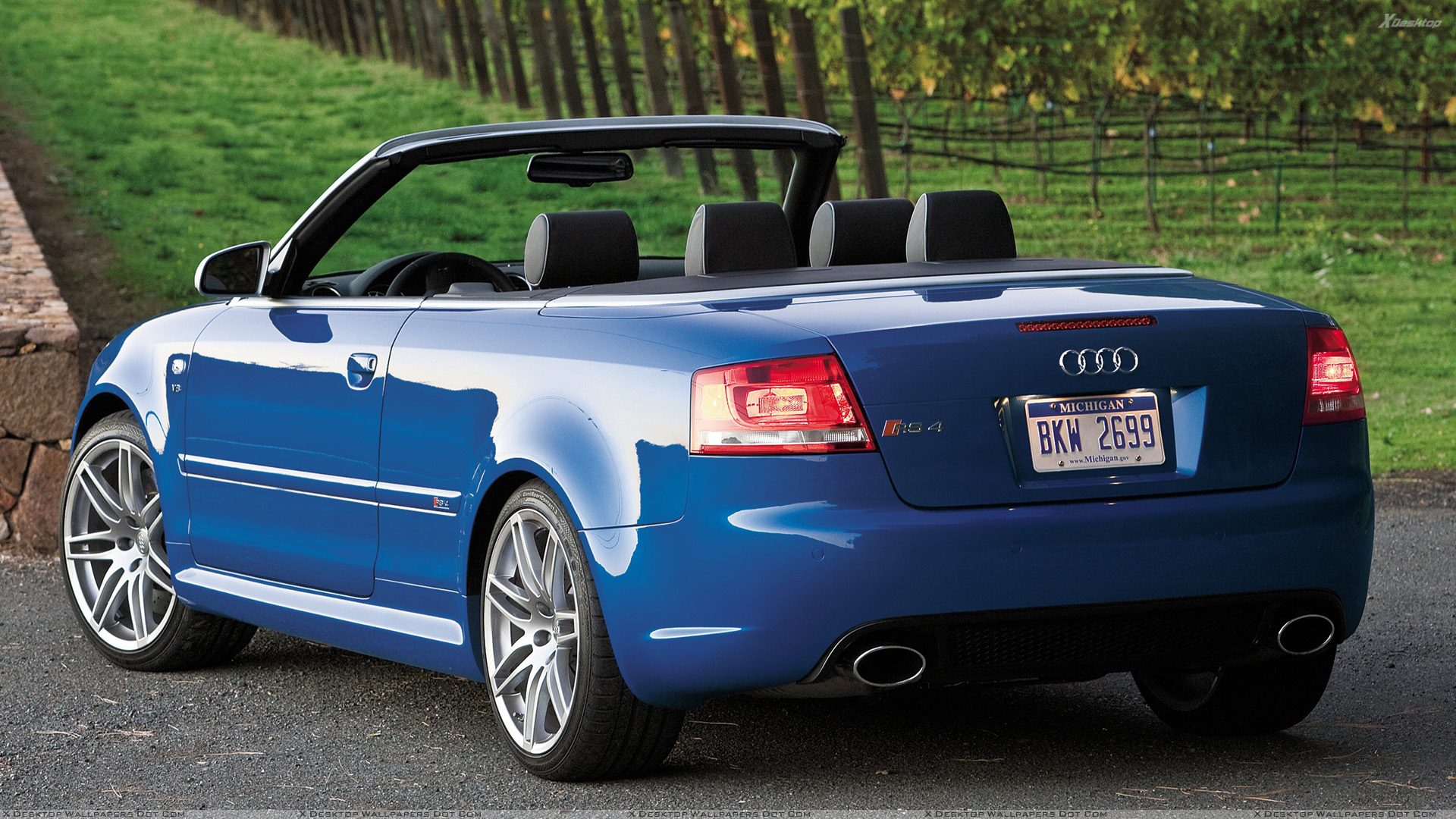 Side%20Back%20Pose%20Of%20Audi%20RS4%20Cabriolet%20In%20Blue.jpg