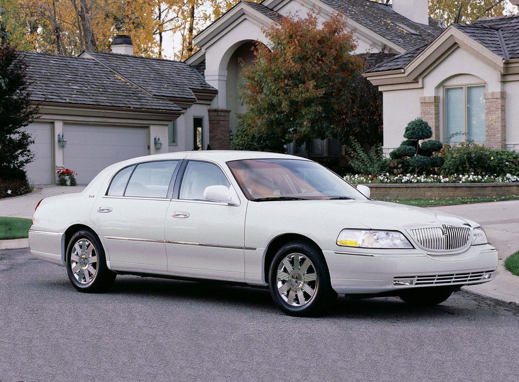 2011-lincoln-town-car-2.jpg