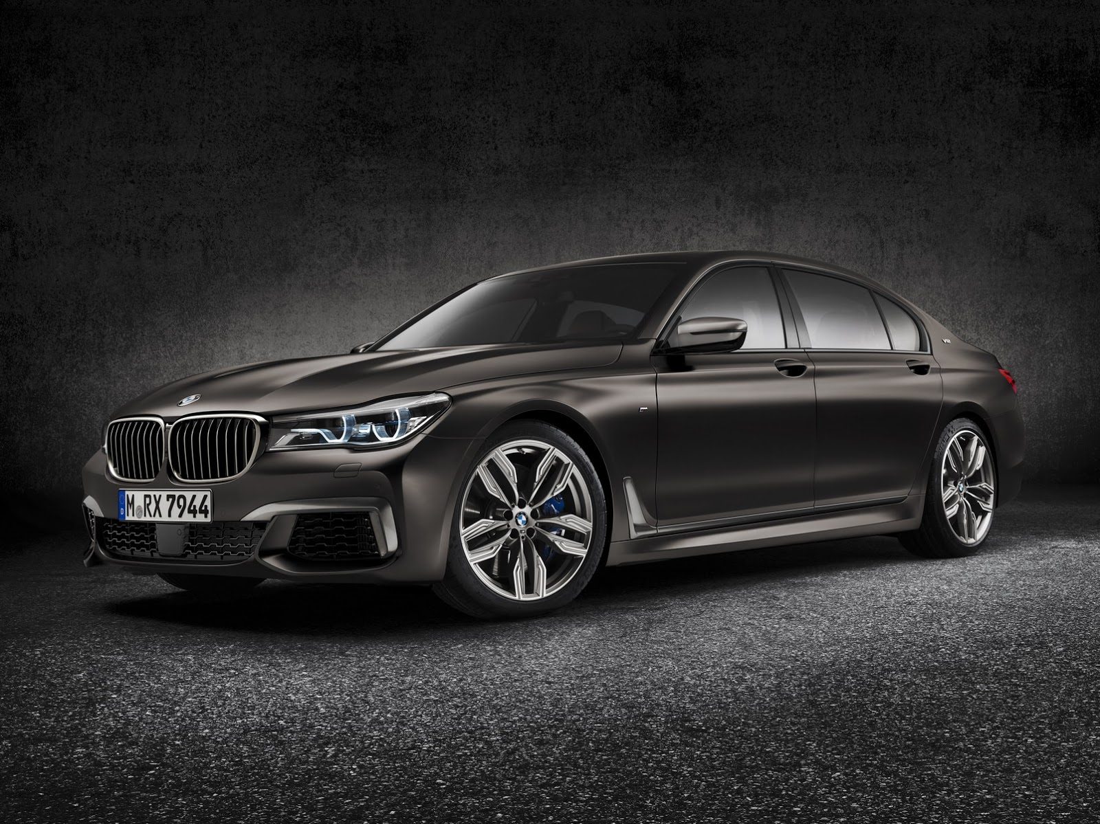 BMW-M760Li-xDrive-2.jpg