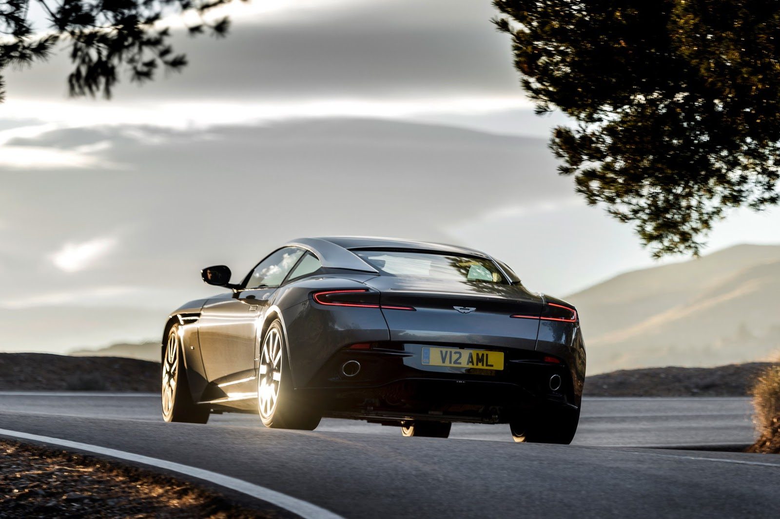 Aston-DB11-11.jpg