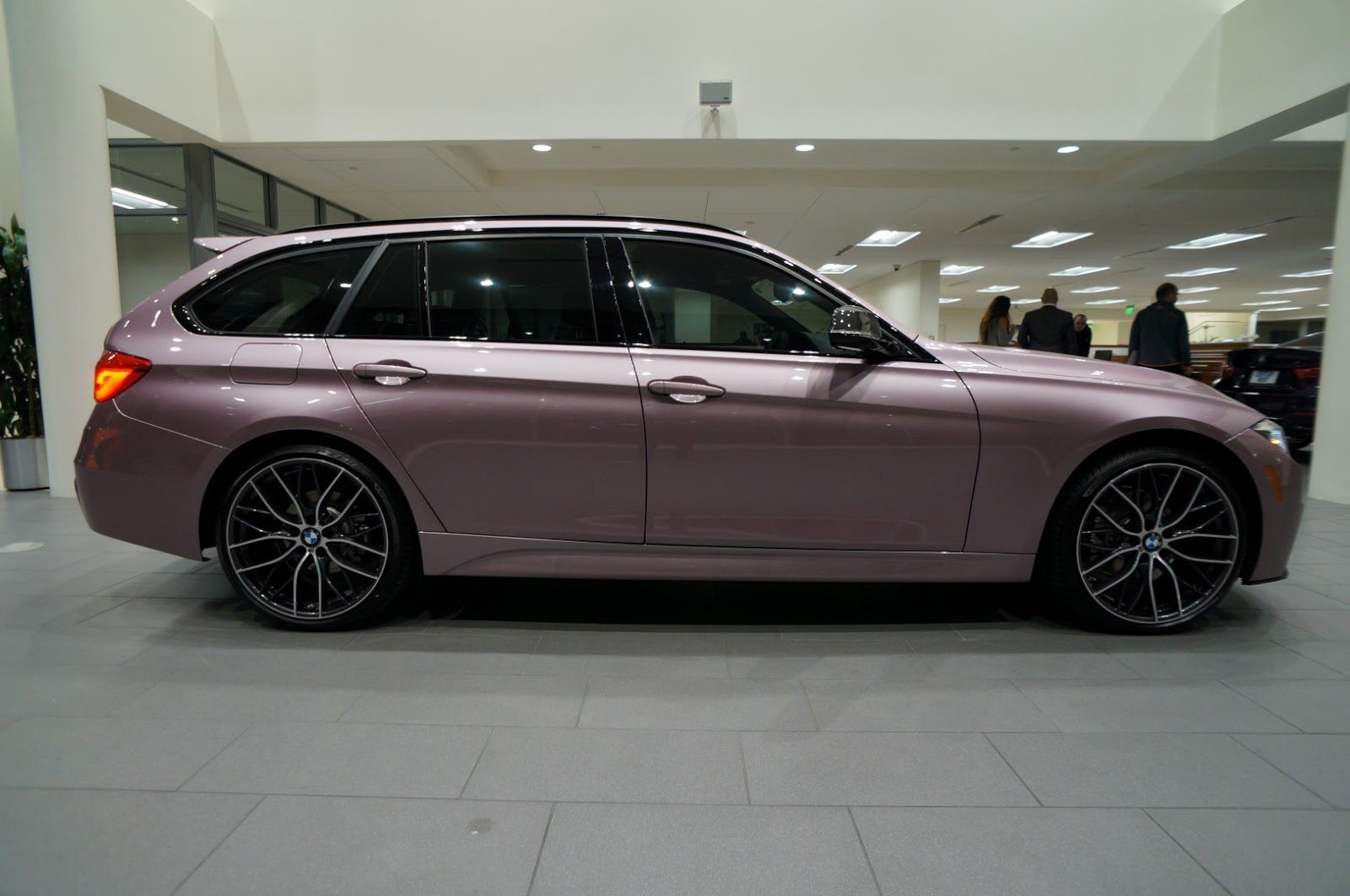 bmw-indiv-pink-328d-touring-10.jpg