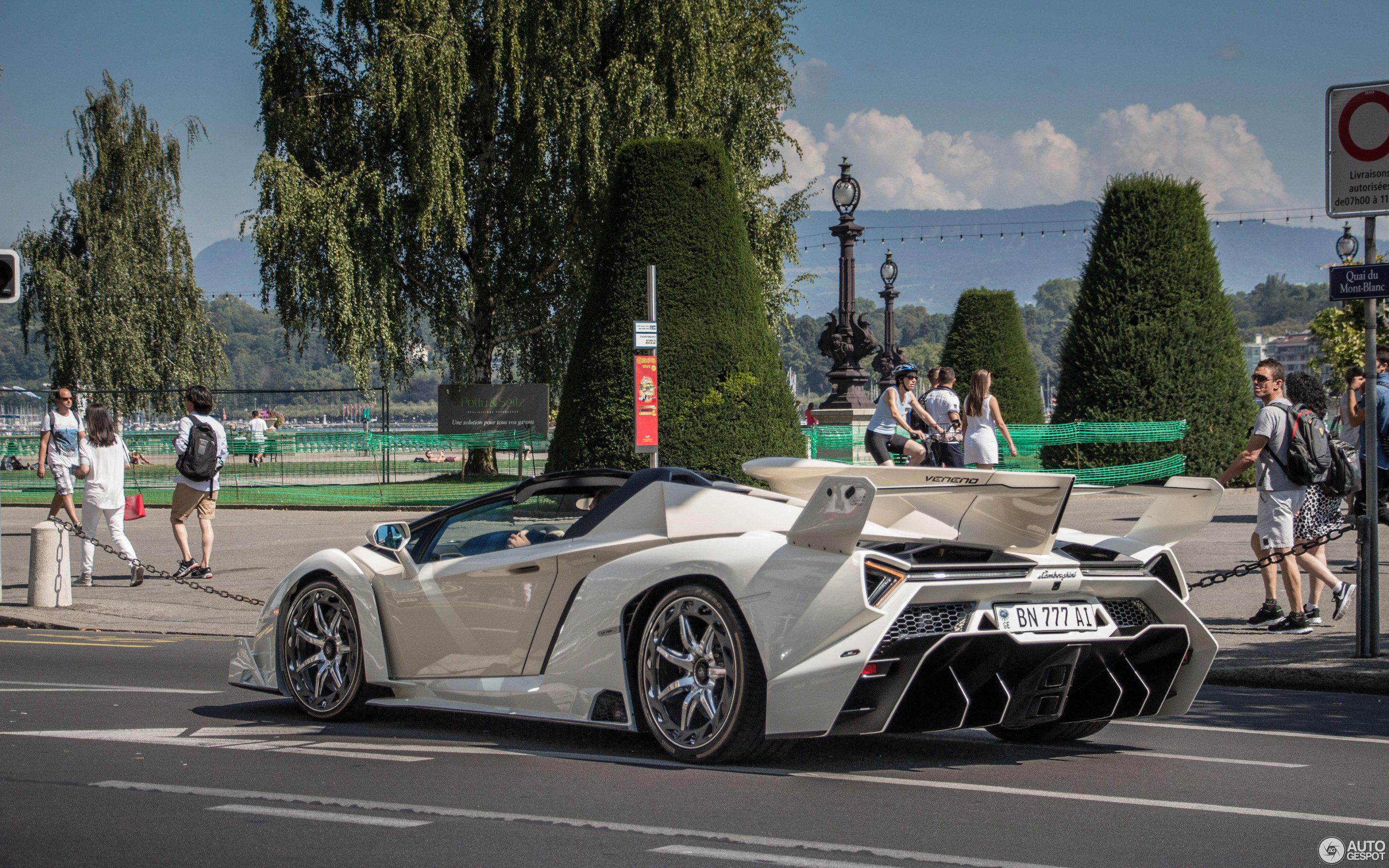 2880-1800-crop-lamborghini-veneno-roadster-c503428082017184037_1.jpg