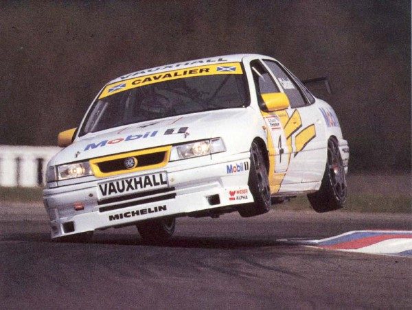 1995-btcc-thruxton-vauxhall-cavalier-john-cleland-e1445861880427.jpg