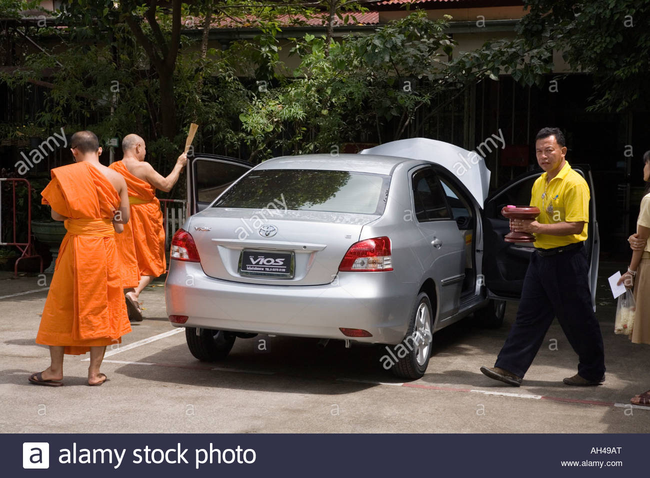 buddhist-monks-blessing-a-new-toyota-car-at-wat-phra-keo-kaeo-temple-AH49AT.jpg