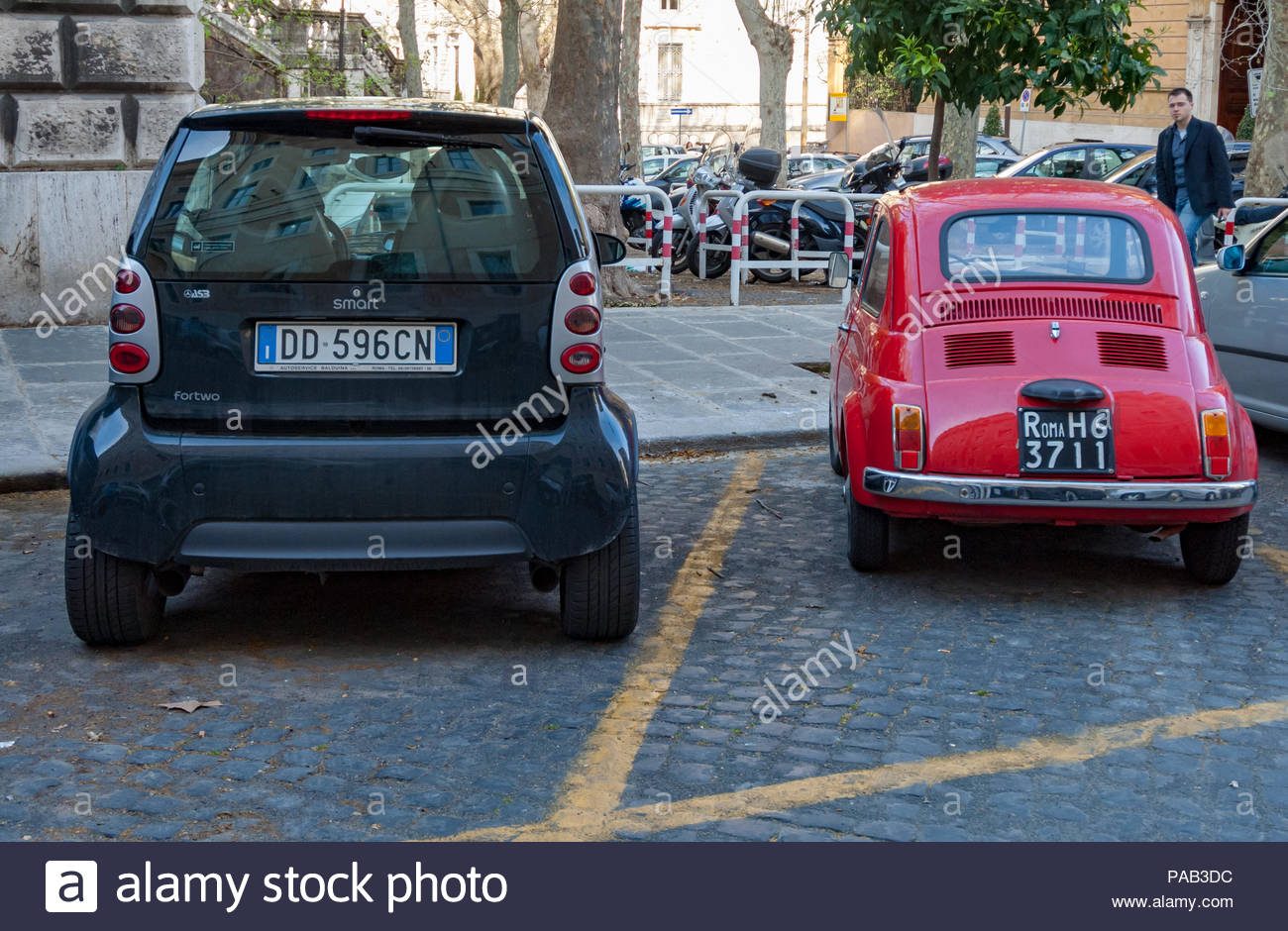 in-che-modo-il-nostro-concetto-di-piccolo-e-cambiato-nel-corso-di-quarantanni-un-originale-fiat-cinquecento-accanto-a-una-smart-fortwo-auto-in-un-lato-di-roma-street-pab3dc.jpg