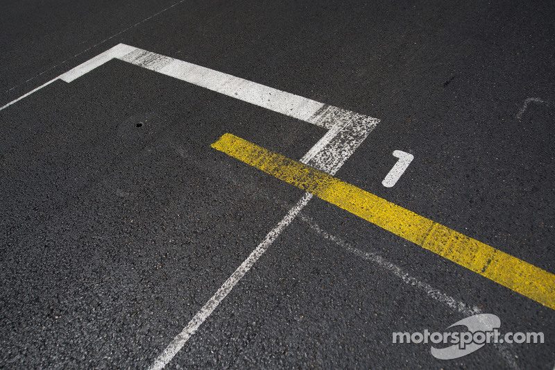 f1-monaco-gp-2015-the-pole-position-slot-on-the-grid.jpg