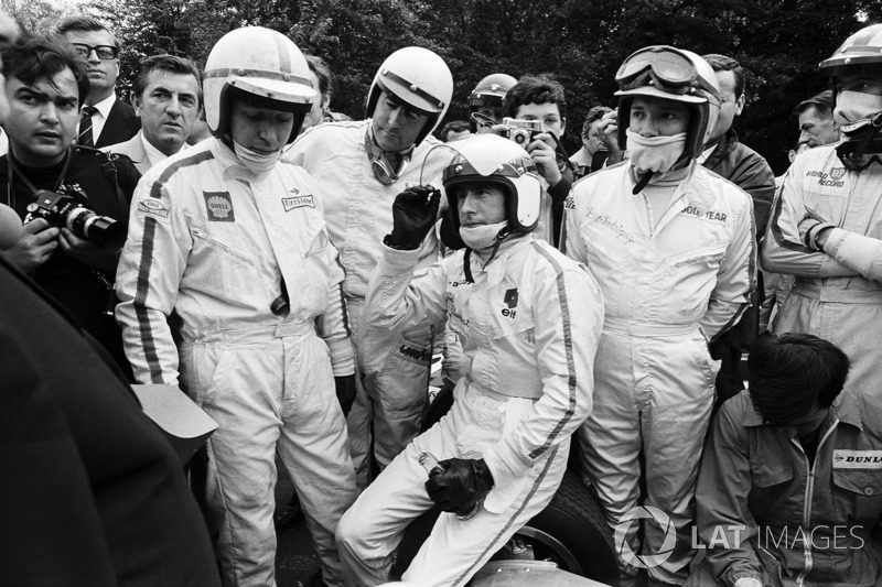 f1-french-gp-1968-drivers-briefing-2.jpg