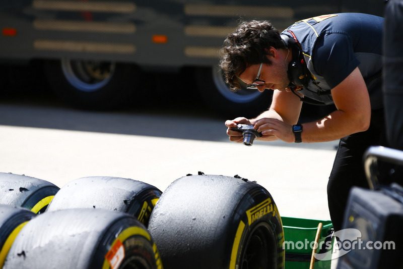 f1-british-gp-2018-a-pirelli-engineer-photographs-some-tyres.jpg