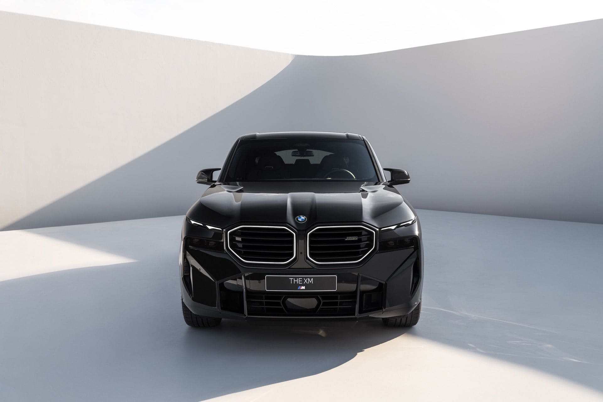 2023-bmw-xm-black-05.jpg