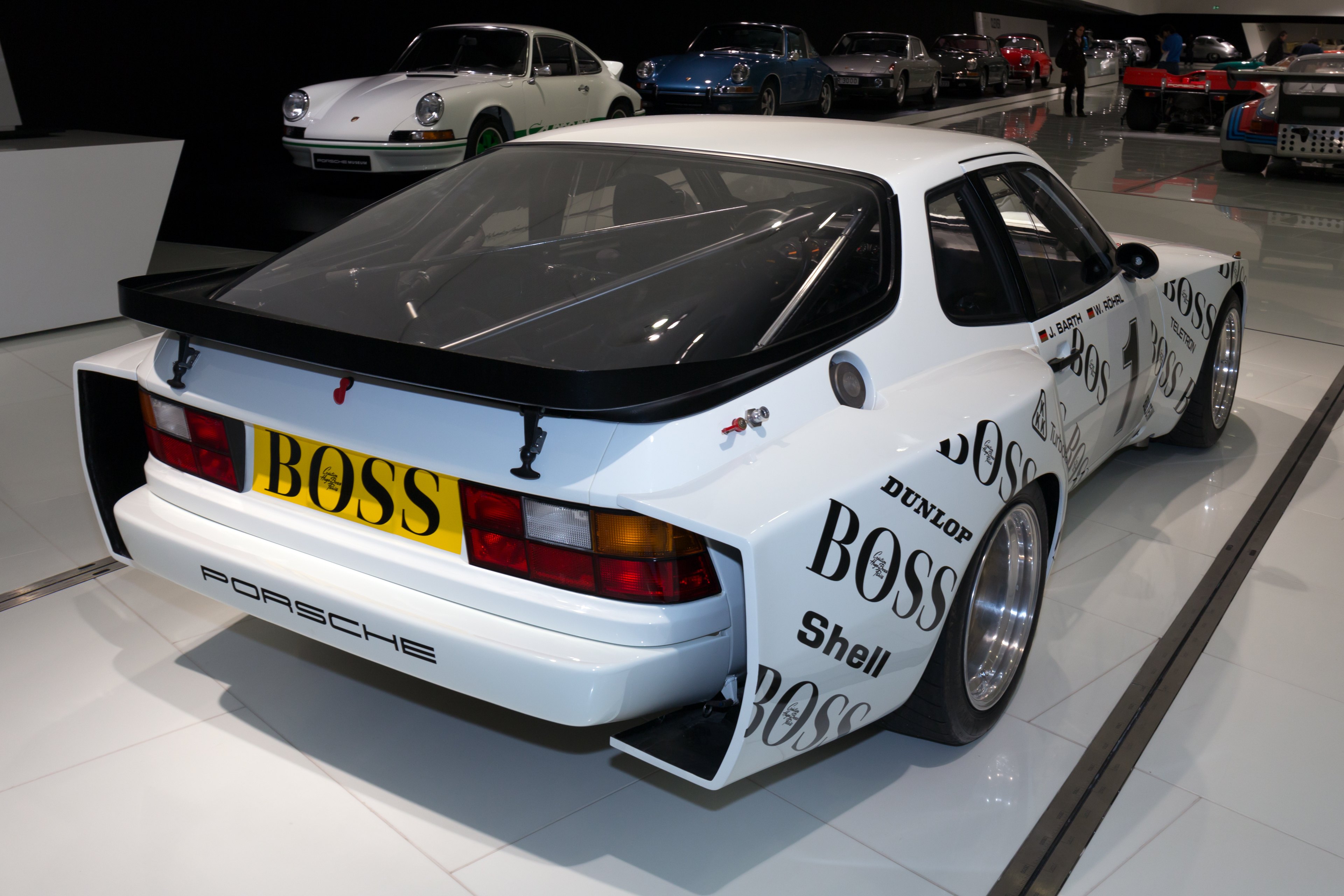 Porsche_944_LM_rear-right_Porsche_Museum.jpg