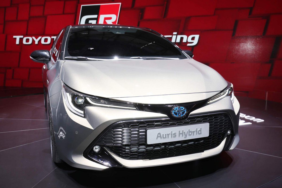 2018-Toyota-Auris-at-Geneva-Motor-Show-3-1464-default-large.jpeg