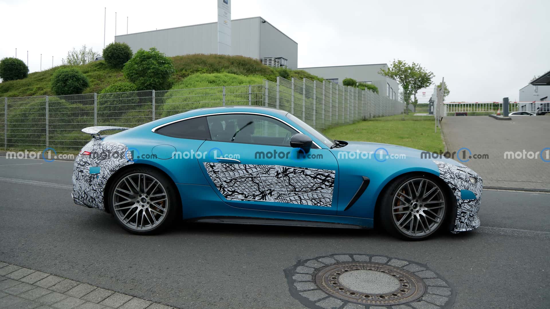 2024-mercedes-amg-gt-coupe-side-view-spy-photo.jpg
