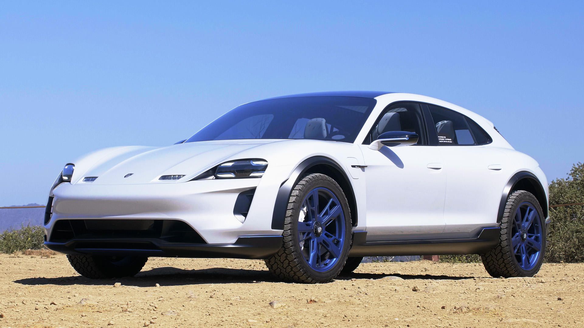 rs-reveal-porsche-mission-e-holdingstill.jpg