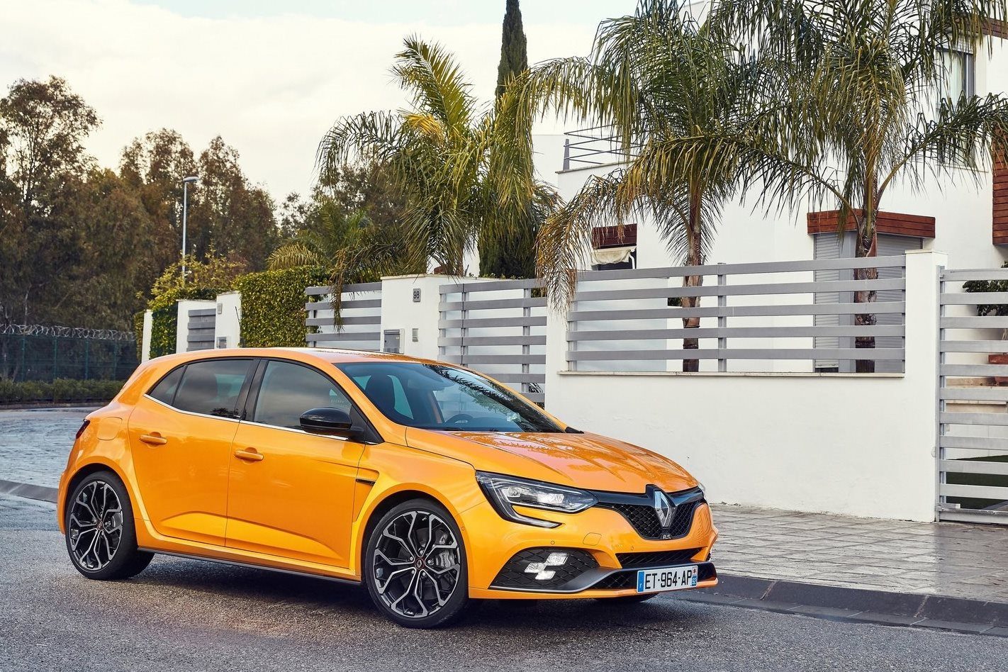 Renault-Megane-RS-front-quarter.jpg