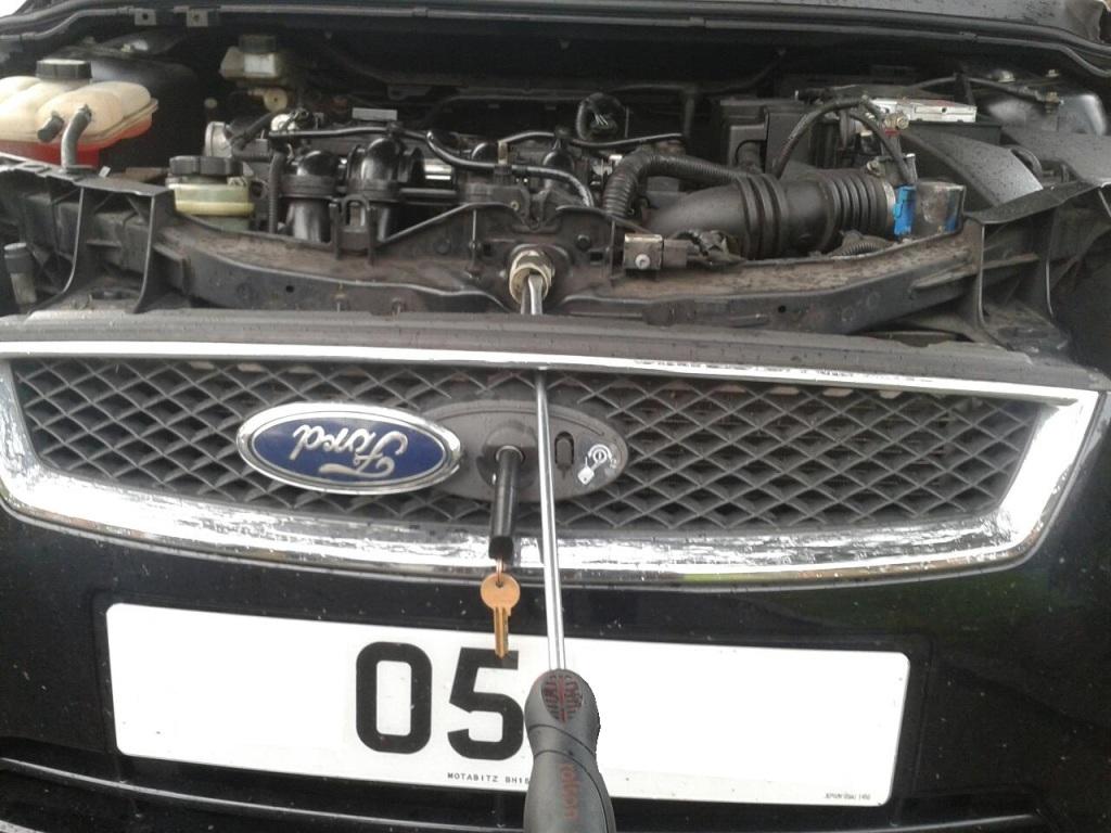 142085481_DRIVERINWHITECOLLETTETOPCENTREGRILLPUTDRIVERford-focus-bonnet-lock.jpg.5a5dd689b49abd30a8bafbf717c3a498.jpg