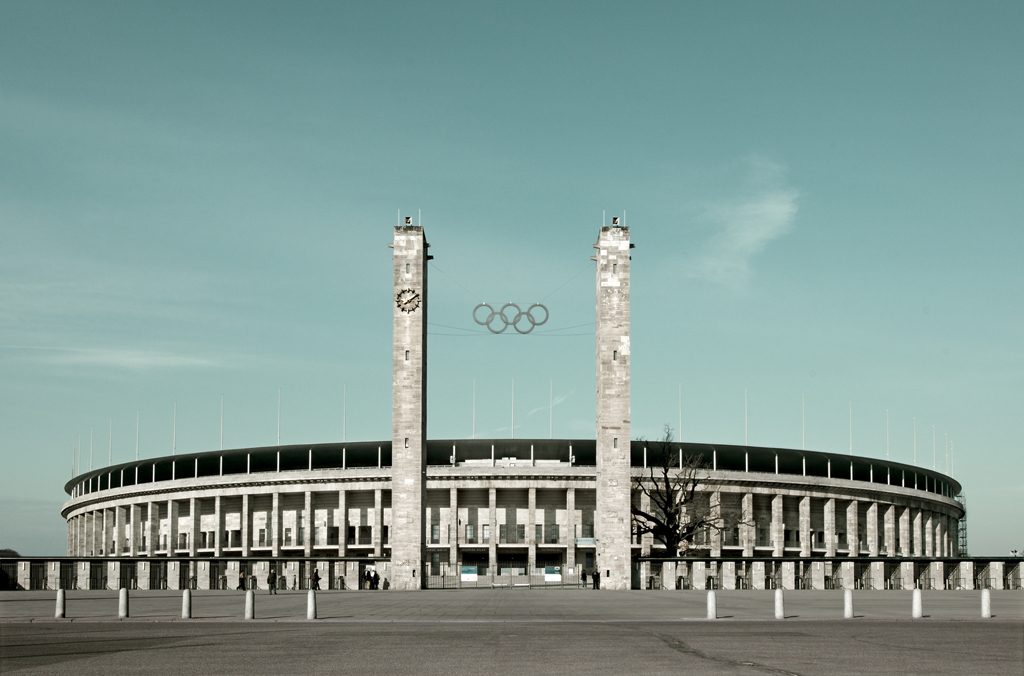 01-leslie-hossack_east-gate-1936-olympic-stadium.jpg