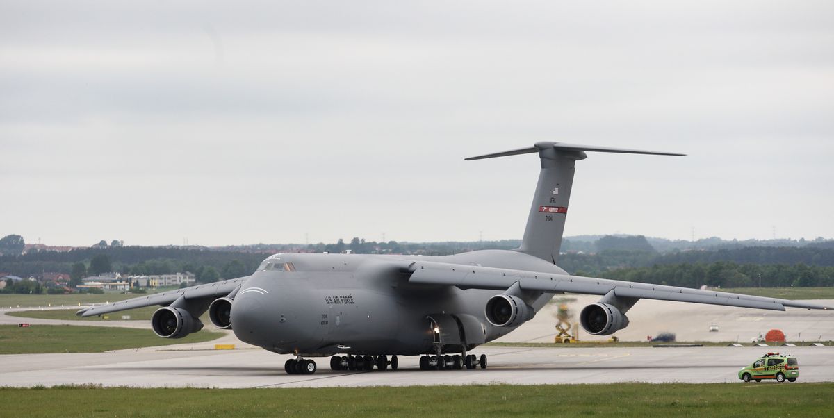 giant-military-cargo-aircraft-lockheed-c-5-galaxy-takes-off-news-photo-1569438578.jpg